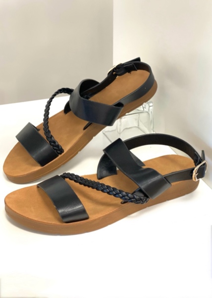 Sandales plates noir defile