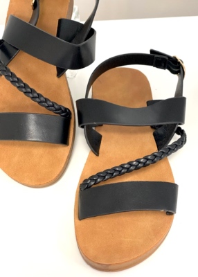 Sandales plates noir defile