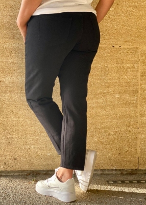 Jean Mom Arya noir